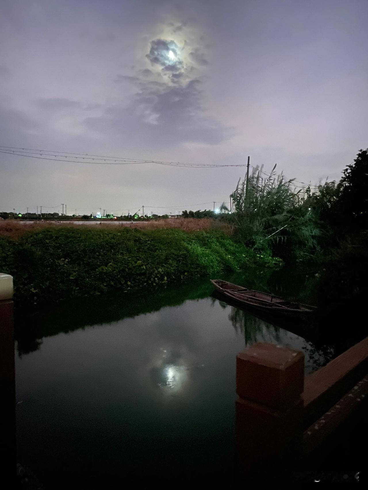 中秋的心情应景，外面月高风清，内心瓢泼大雨。
