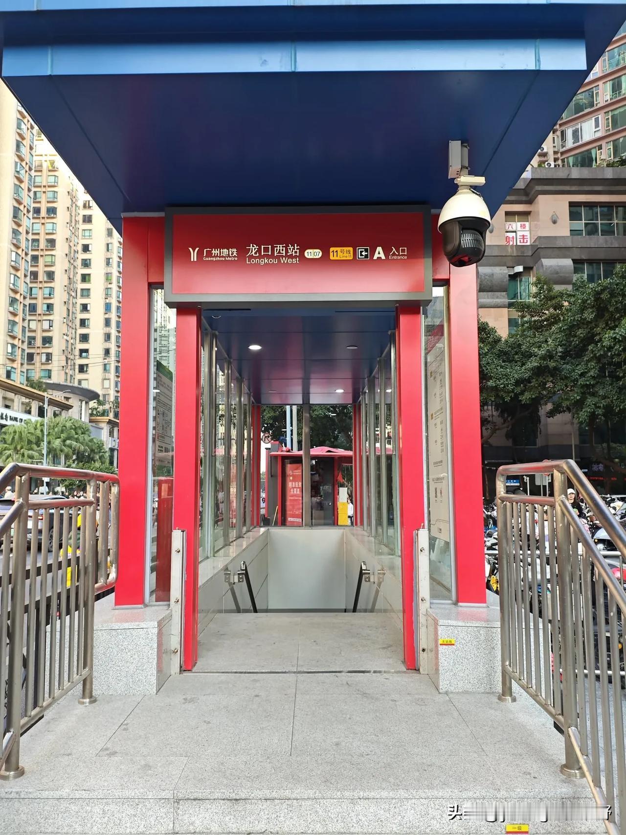 来到了据说是广州地铁中最小的一个进站——龙口西站A入口。现场看这个入口确实很迷你