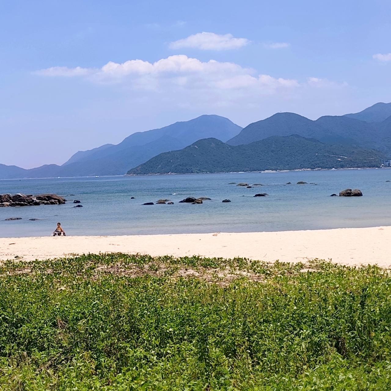 深圳有很多优质海滩，较场尾到花海间沙滩这一段，退潮的时候真是特别适合带孩子一起在