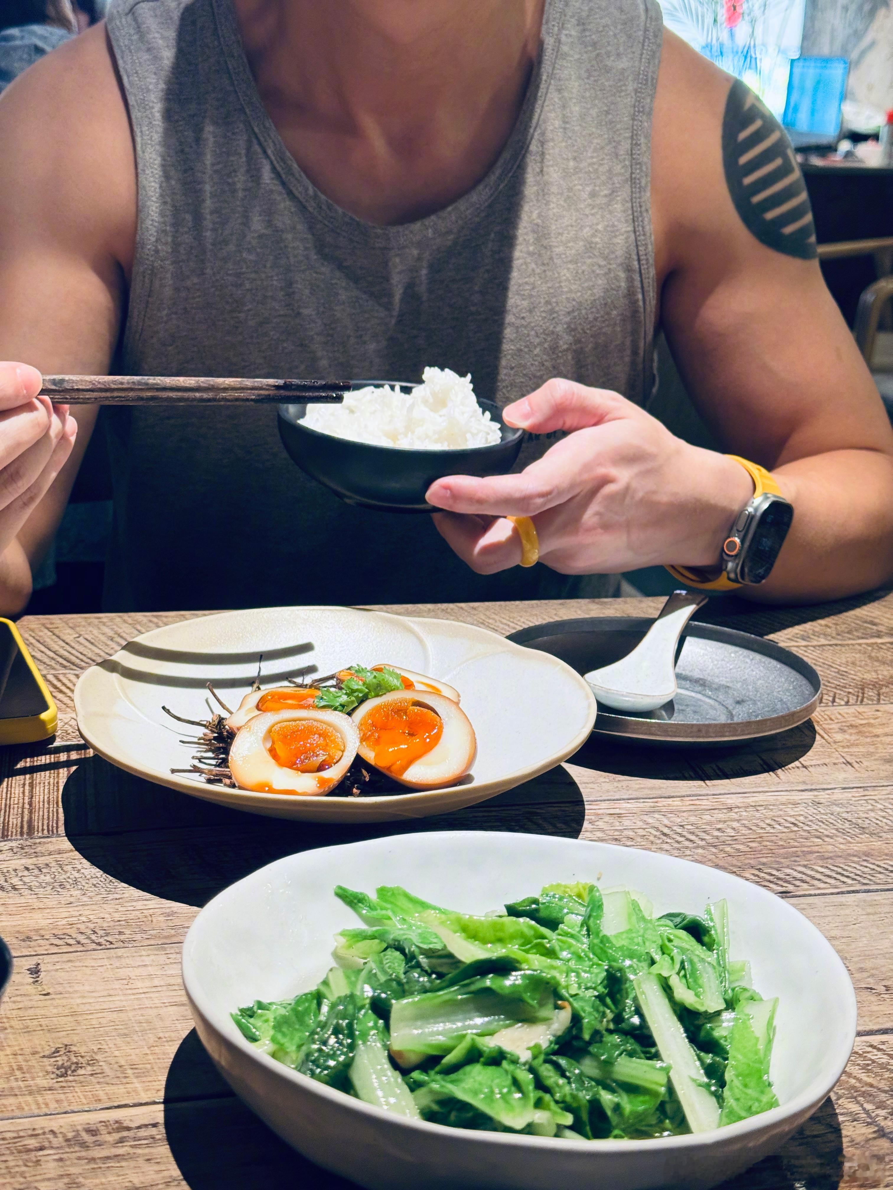 运动完简单吃一点练后餐，还有一头牛没上。 