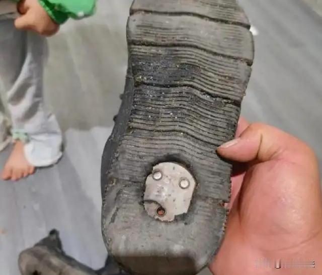 广东，一男子发现妻子在外面有花头，跟别人保持着不正当的男女关系，就在妻子的鞋子里