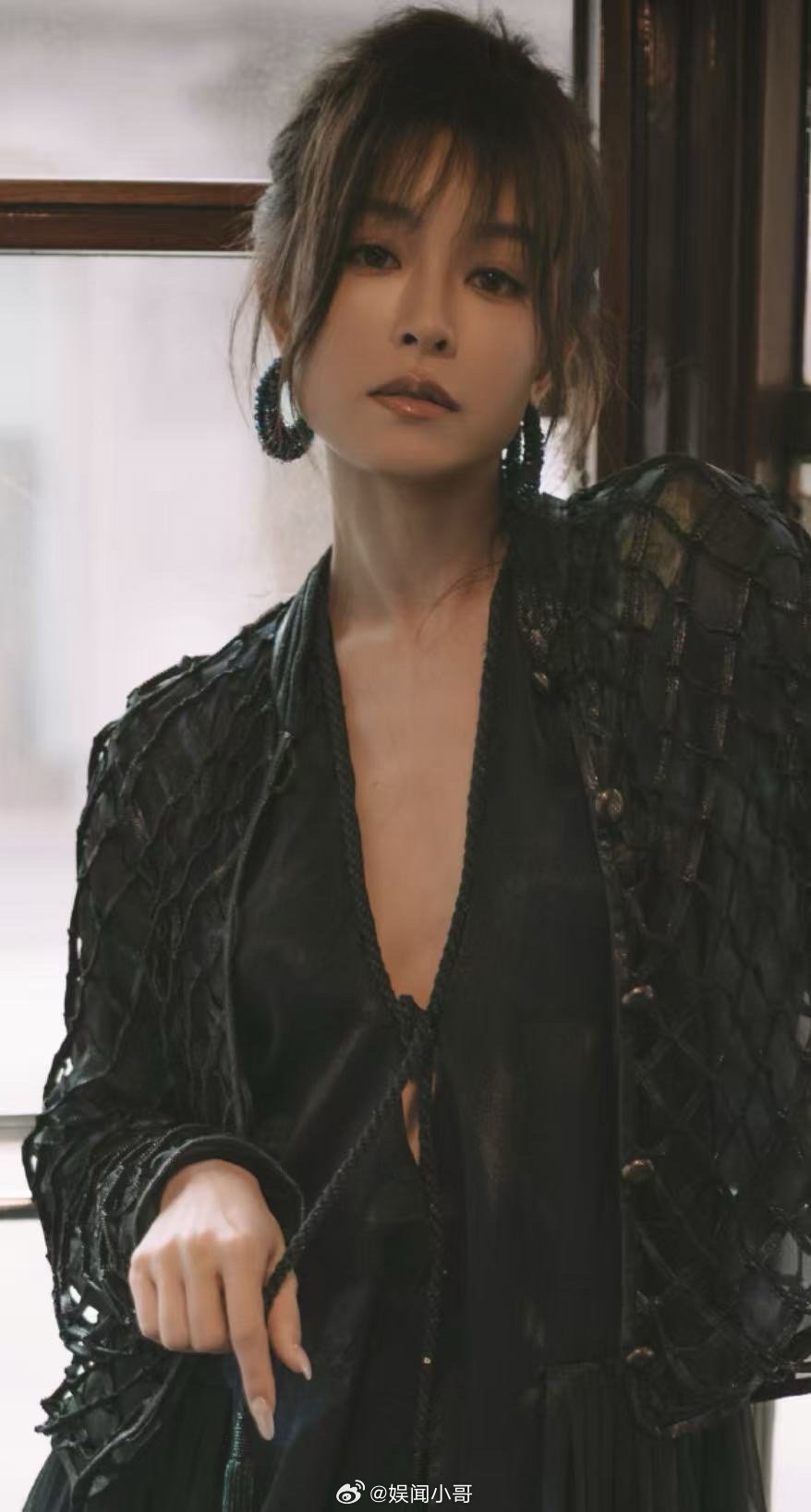 文咏珊深V 文咏珊米兰这套太惊艳！深V开到肚脐，气场全开又美又辣，身材线条完美，