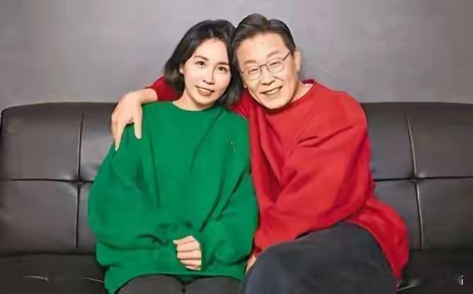 你们能出来这是韩国总统李在明夫妇？他们真的太恩爱了？相濡以沫，共同努力。[心]李