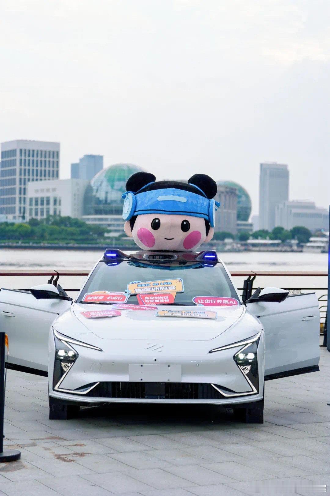 赛可智能X智己汽车“量产级”Robotaxi3.0，首次亮相临港新片区城市主题展