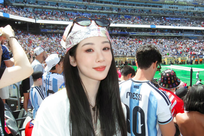 杨紫玉兰花开君再来 💜杨紫董竹君 我想送你一份你肯定喜欢的礼物，可是快递员不让