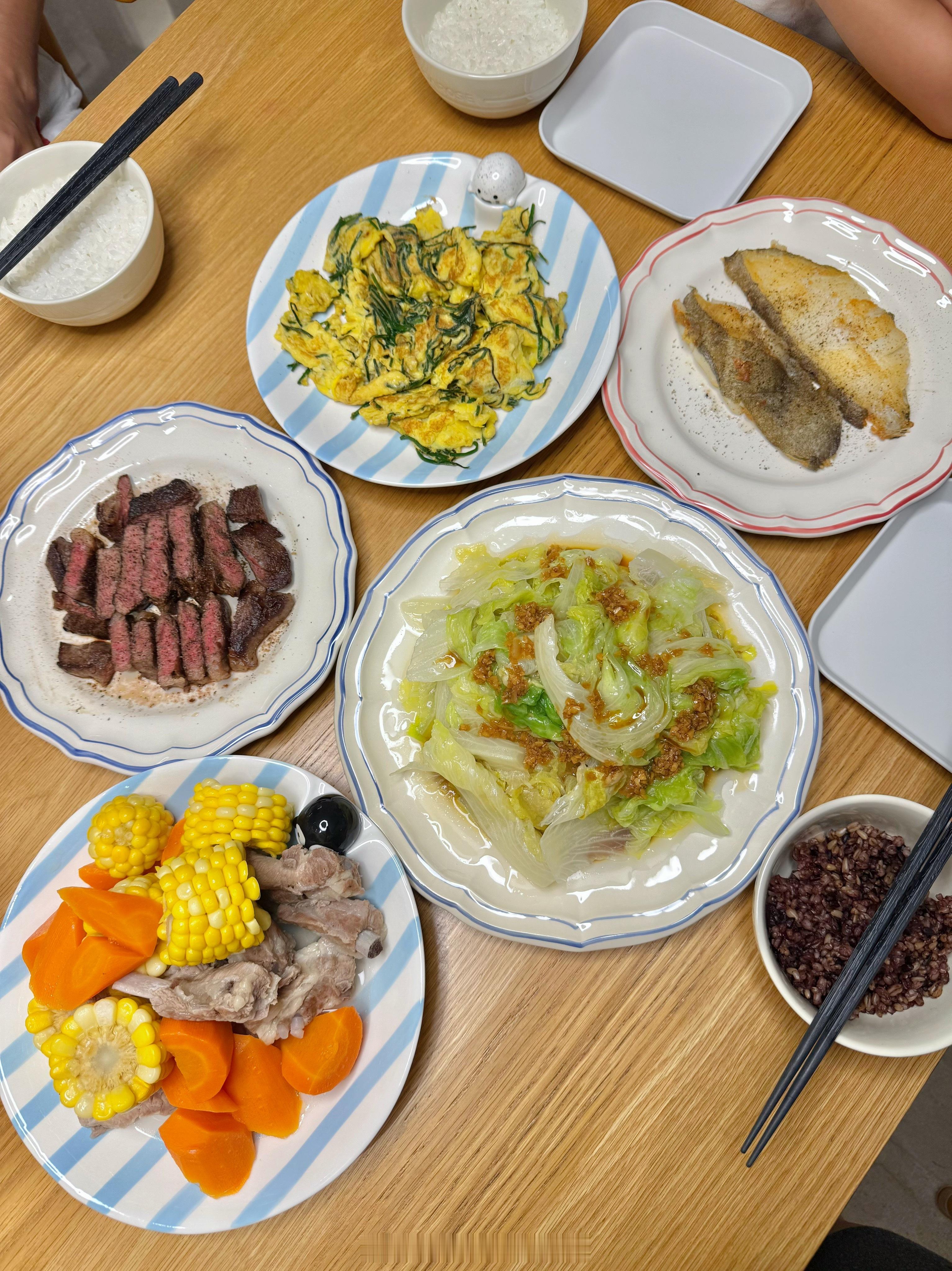 好像……又做多了，今天明明不想做饭来着……沙葱煎蛋的返场和胡萝卜玉米汤都是鱼姐点