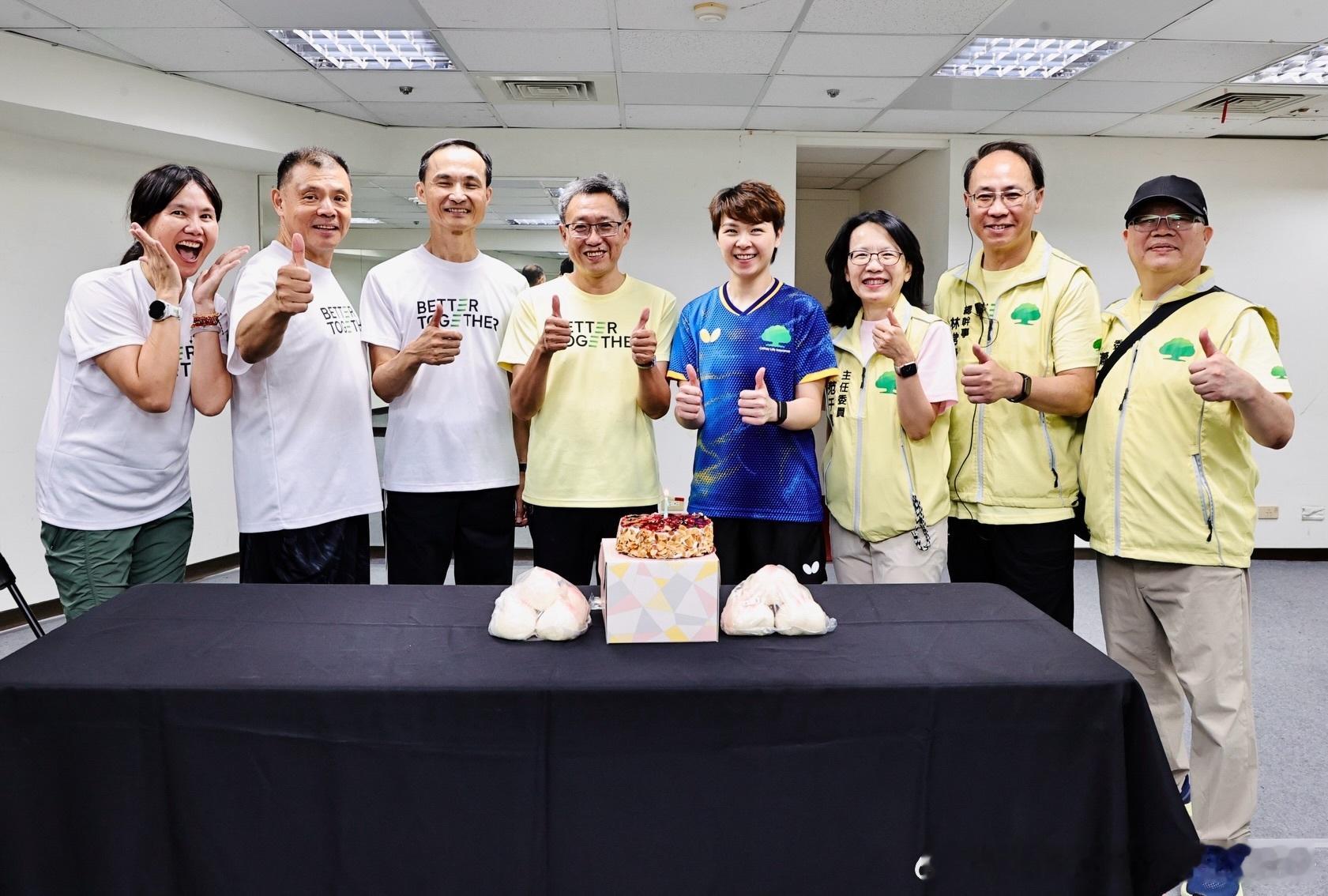 陈思羽：最难忘的生日🎂感谢国泰人寿林总经理一同庆祝🍾谢谢各位经理主管的安排❤