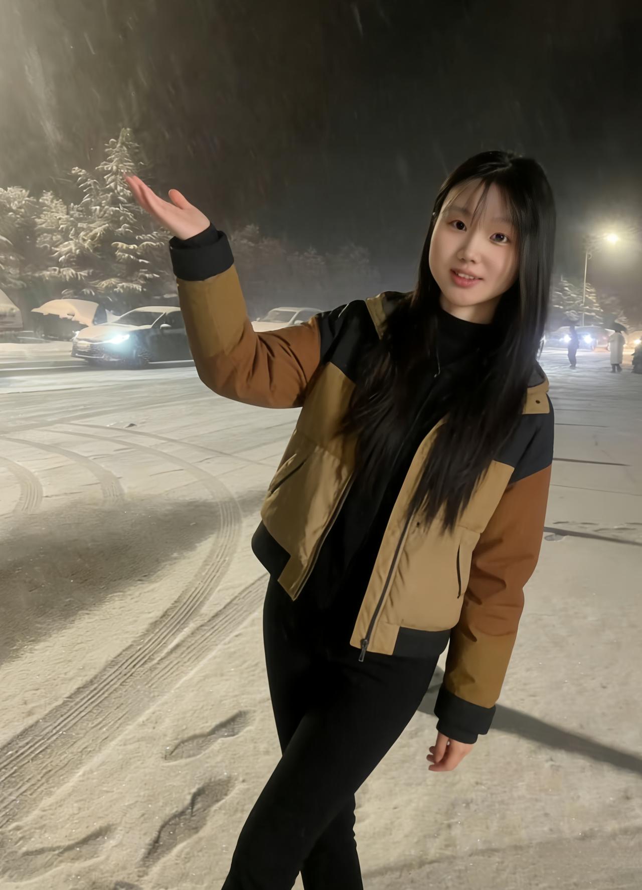 朔雪初飘瓦，寒灯照路斜。
裁云为暖袂，剪玉作霜华。
发畔凝轻絮，眉边缀细沙。
嫣