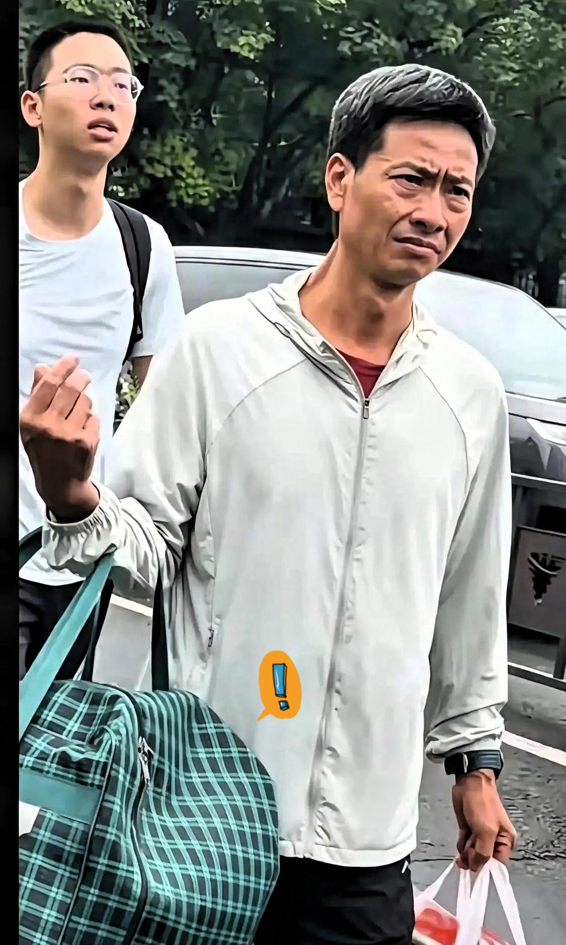 浙大开学热闹的校园里，一张父亲的照片看得人心头五味杂陈。周围不少家长衣着体面，行