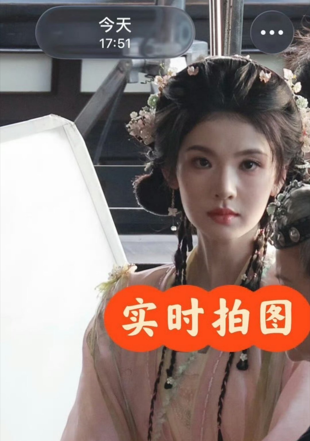 她古装也没经过市场检验（甚至红楼梦效果很差），但古偶女主资源一部接着一部 