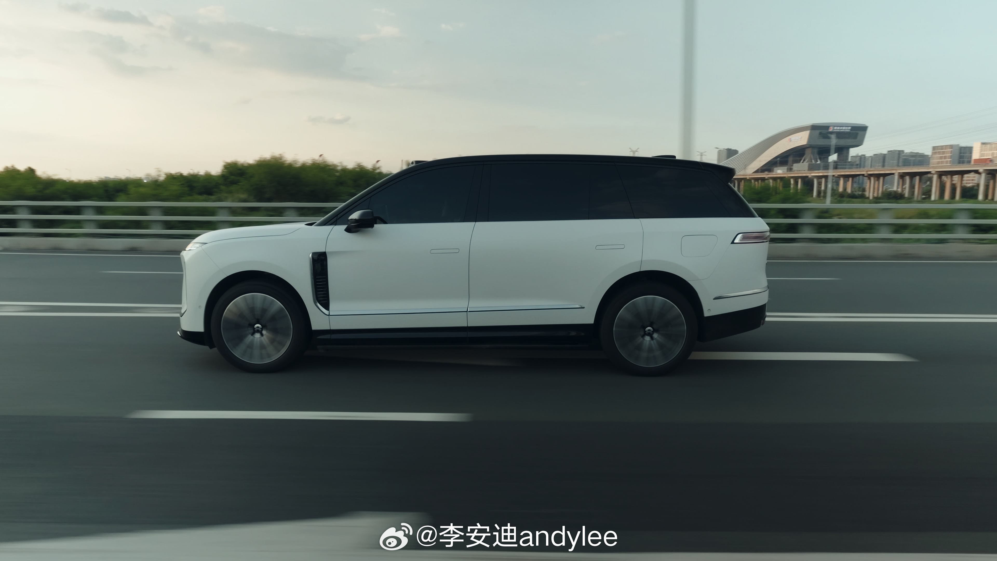 ES9 的侧颜还是相当可以的蔚来es9
