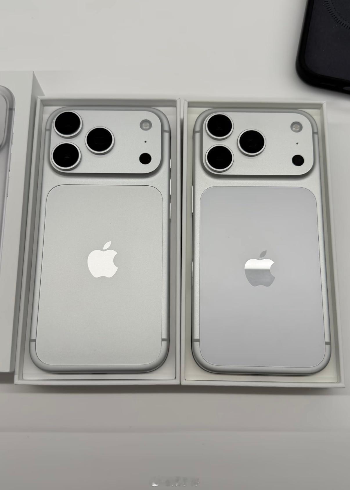 iPhone17Pro和18Pro外观对比裸机也就银色版本不太容易分清楚戴上手机