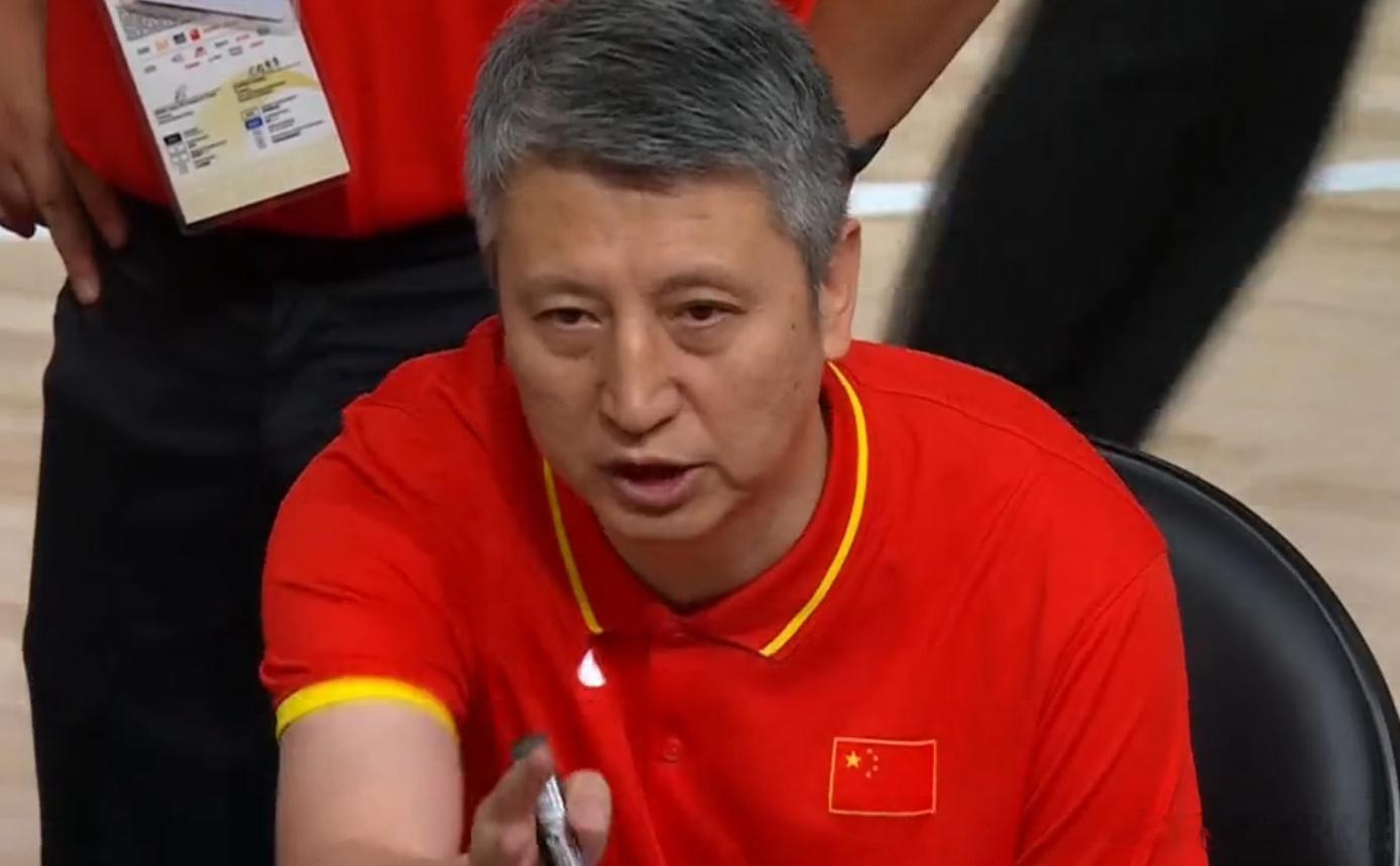 有内鬼！郭士强指导上半场在场边喊话提醒弟子们伊朗男篮没三分篮子， 结果被伊朗队投