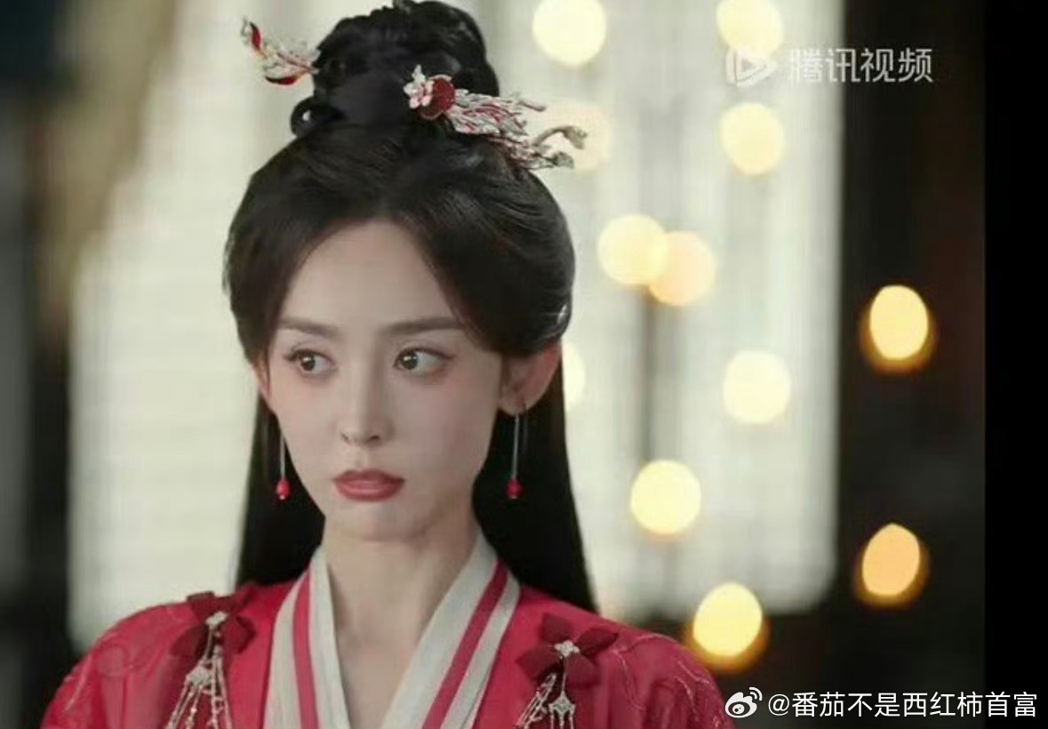 感觉剧里的娜扎太瘦了，有点脱相，目前出场不太多，看看后面[抱一抱]娜扎赴山海状态