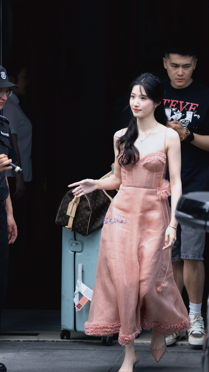 卢昱晓今日线下状态卢昱晓美人一大跳卢昱晓 卢昱晓芒果招商上班路透来啦，噜噜晓身上