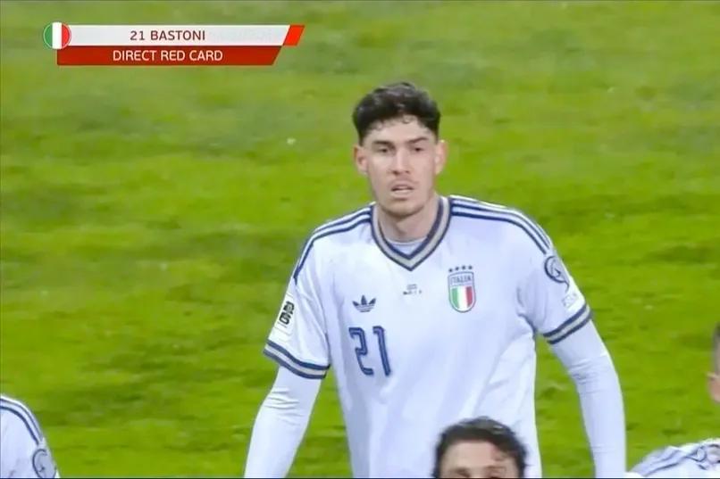 意大利输给波黑，巴斯托尼红牌并不冤，但没人想过，多纳鲁马的球是怎么开的吗？！竟然
