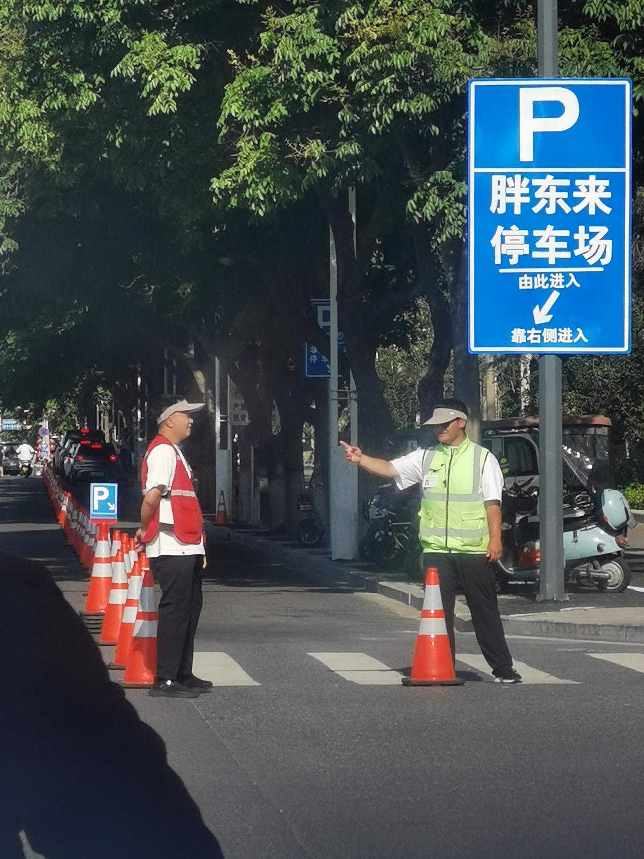 因为胖东来停车场需要排队进入的原因，导航往往给你领“错”。
造成这种情况，既不是