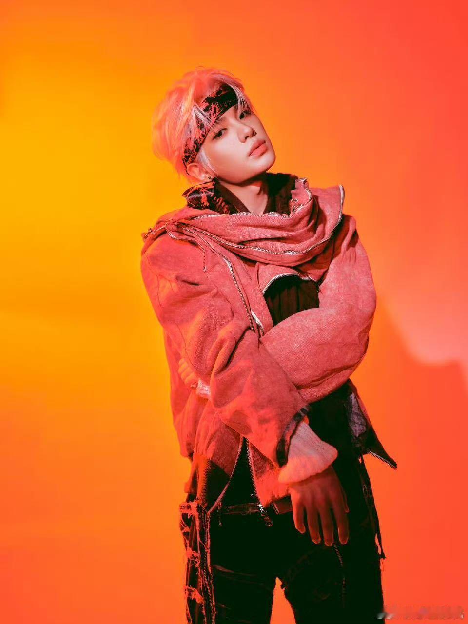 黄明昊新专十秒速通黑夜到白天 建模细节也太用心了，老旧电脑和散落电缆营造出那种破