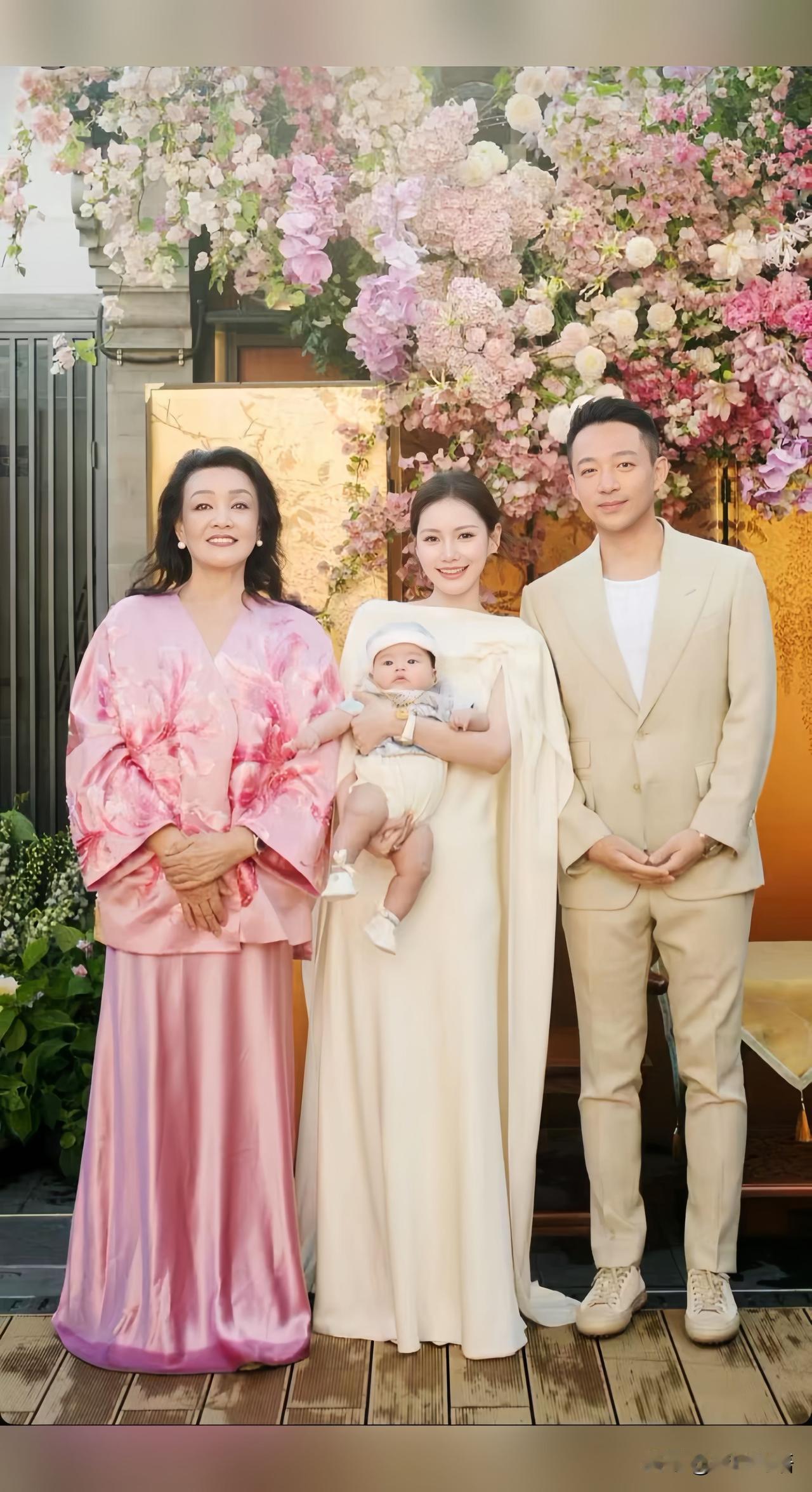 汪小菲马筱梅儿子百日宴更多现场照片
怎么能少得了兰姐与汪小菲马筱梅和汪吉辰的合照