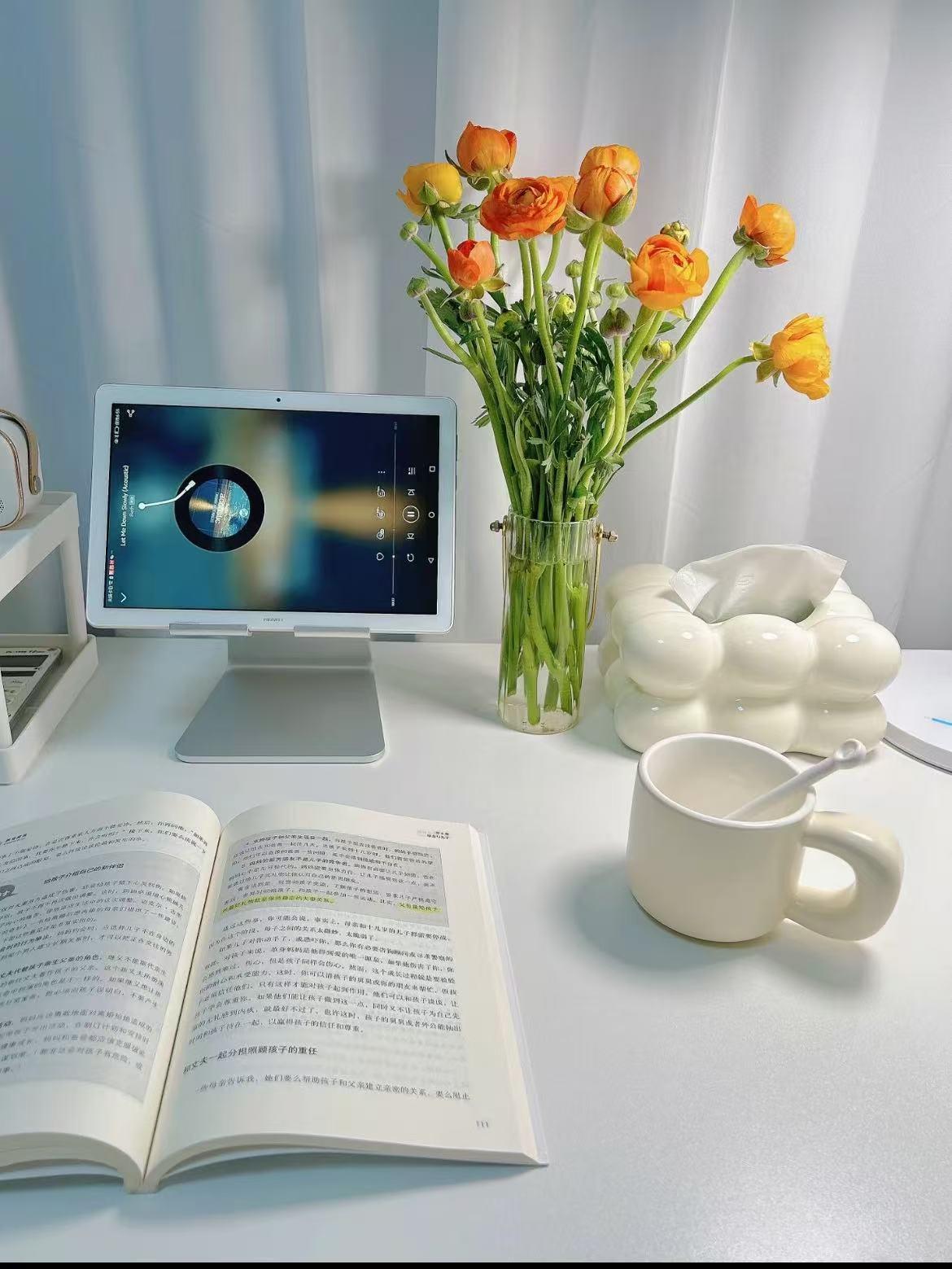 收拾出了书桌的小角落，
把常读的书、喜欢的香薰和半杯温水
都摆好。

不用刻意精