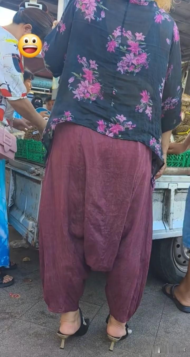 这这这，猛一看吓一跳，以为穿了个上衣出来了，不过仔细一看还挺洋气