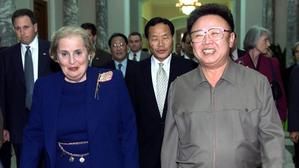 2000年10月23日，与访问平壤的美国国务卿玛德琳·奥尔布赖特一起走向百花园迎