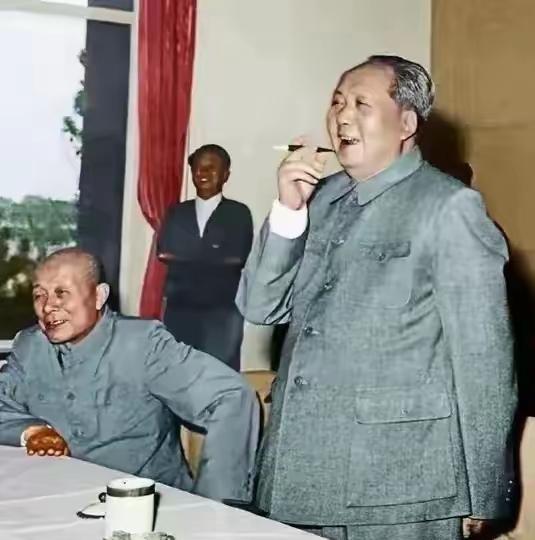 很多人都知道，伟人烟瘾不小，常常烟不离手。但与其说他是在抽烟，不如说那支烟，陪着