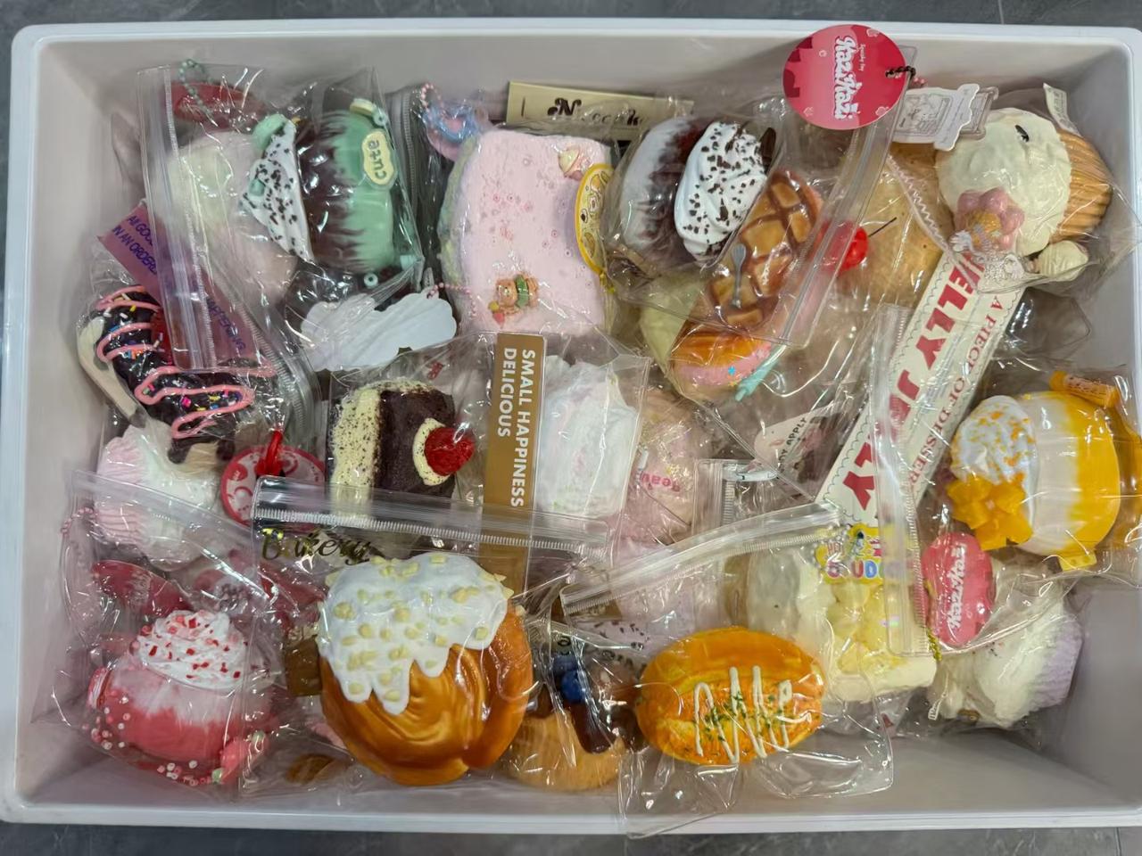 满满一箱可爱的甜点，看着好开心！