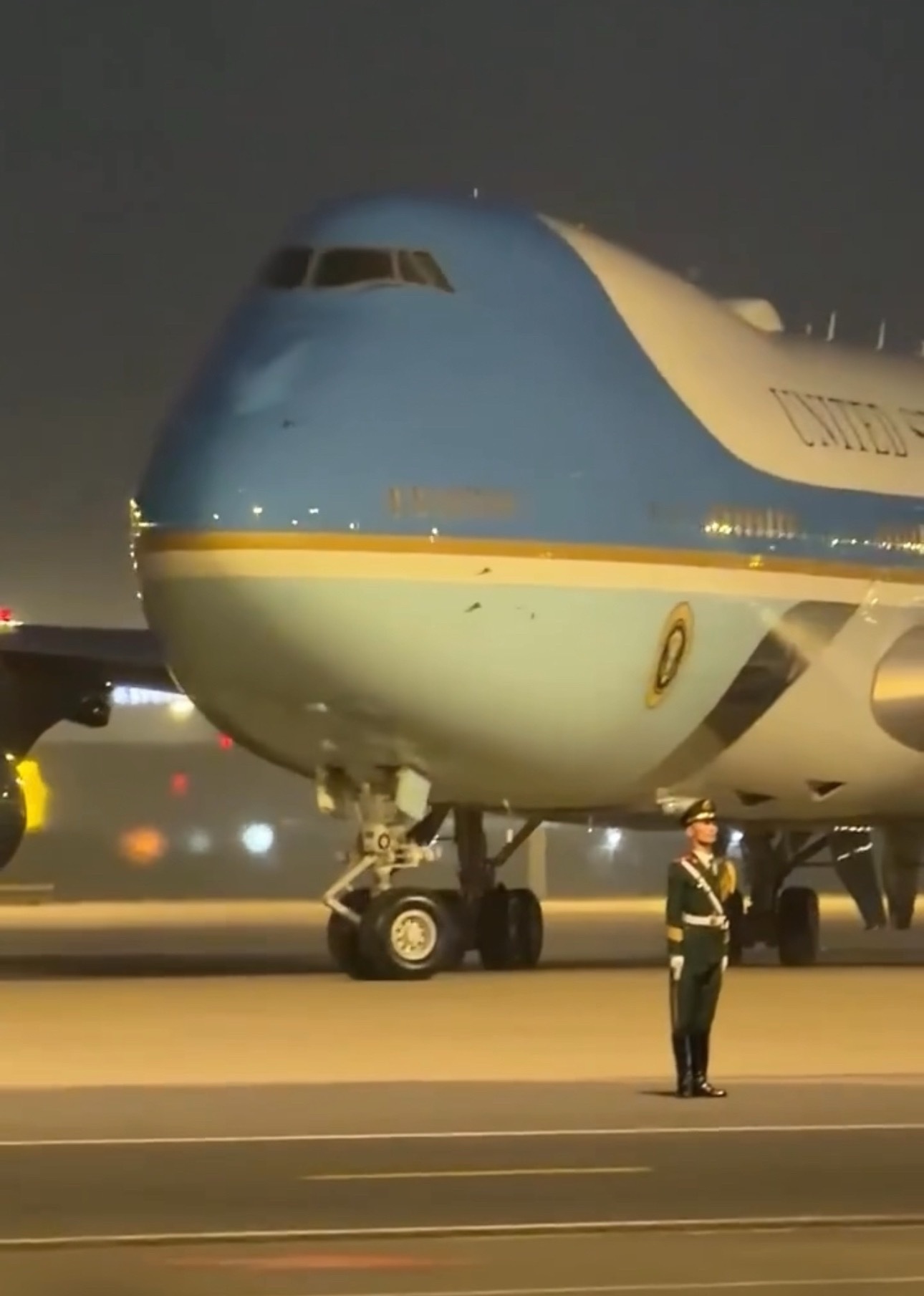比空军一号更霸气的必须是中国军人挺拔的身姿空军一号轰鸣而过中国军人纹丝不动热点观