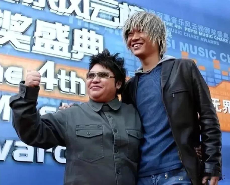 韩红，中国著名歌手、音乐制作人，以其深情的嗓音和感人的歌曲赢得了众多乐迷的喜爱。