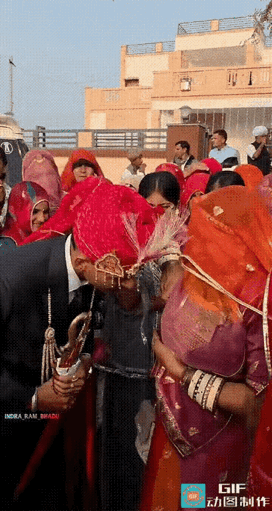 印度的某些地区新郎在婚礼上必须接受丈母娘的哺乳仪式！

在众多亲朋好友的注视下，