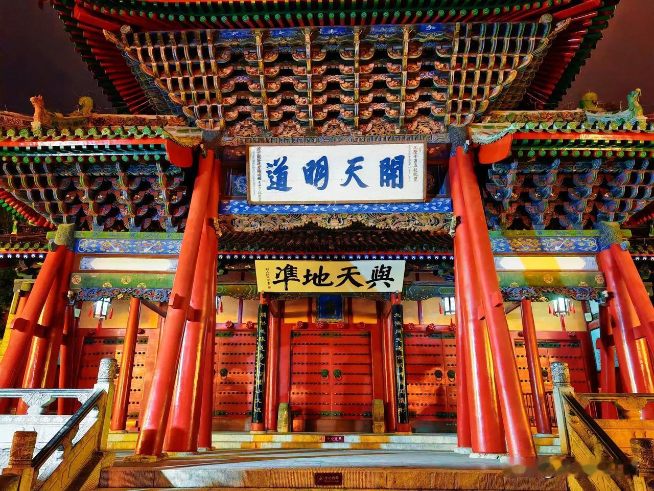 天水是一座很奇怪的城市，明明是五线城市，却有着新一线城市的消费，明明工资三四千，
