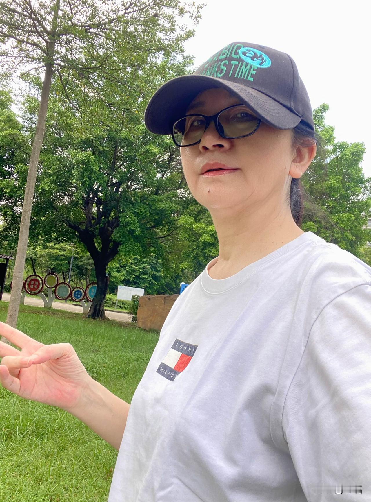 自信是我的生命，
自信是我的动力。
自信让我创造奇迹，
自信让我不计劳苦，
勇往