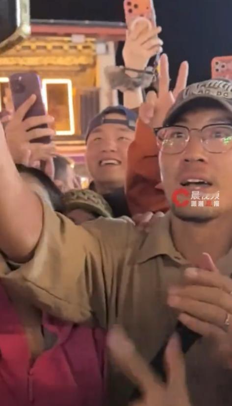 香格里拉广场，一男子捡到了部手机。周围旅客看见后，齐声帮喊失主。没想到，最后领走