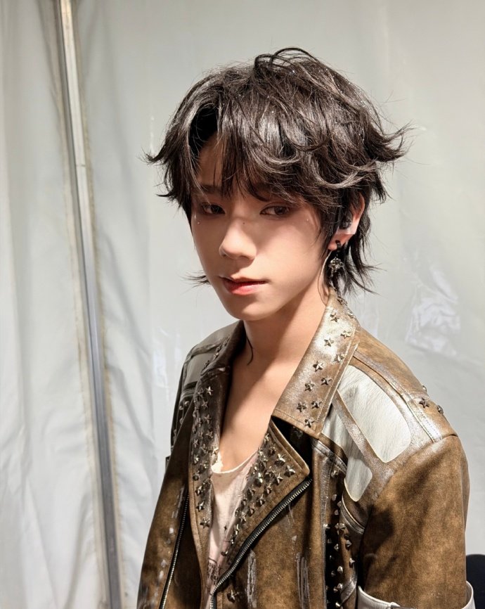 王橹杰好会自拍王橹杰自拍技术长进中 所有人颤抖吧小杰拍照技术又长进了 