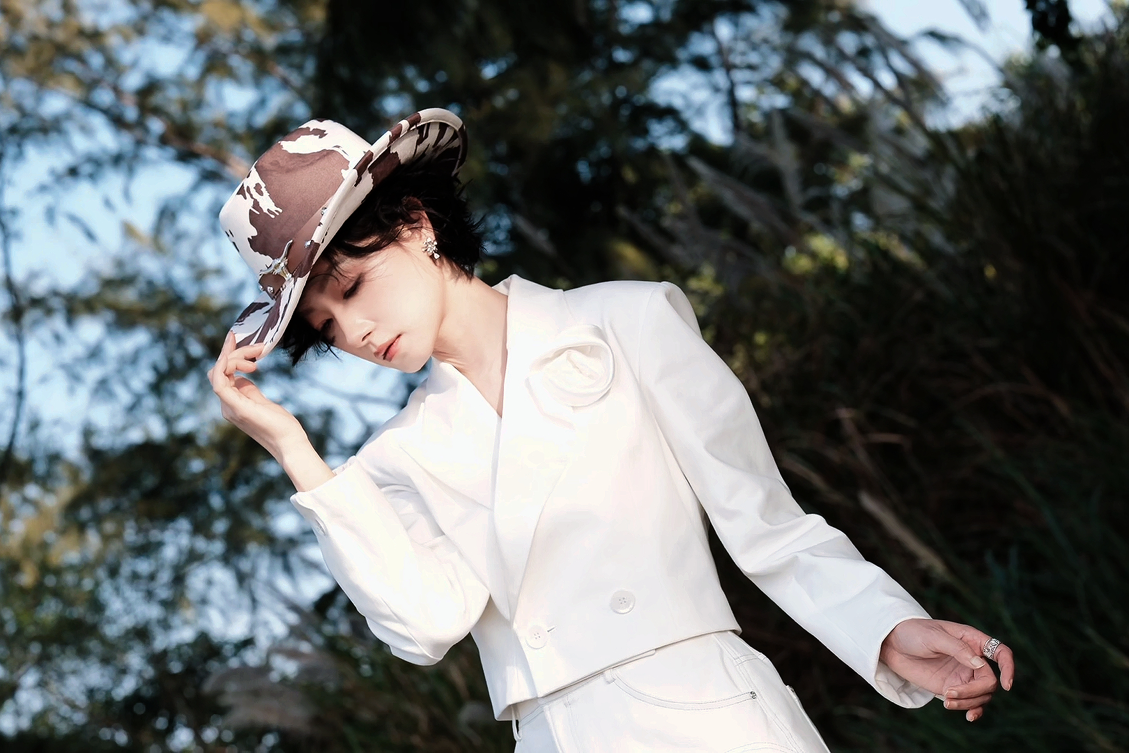 万茜 ｜万茜美素佳儿品牌大使 山把岁月叠成年轮，海把时间揉成泡沫，你的脚步是穿行