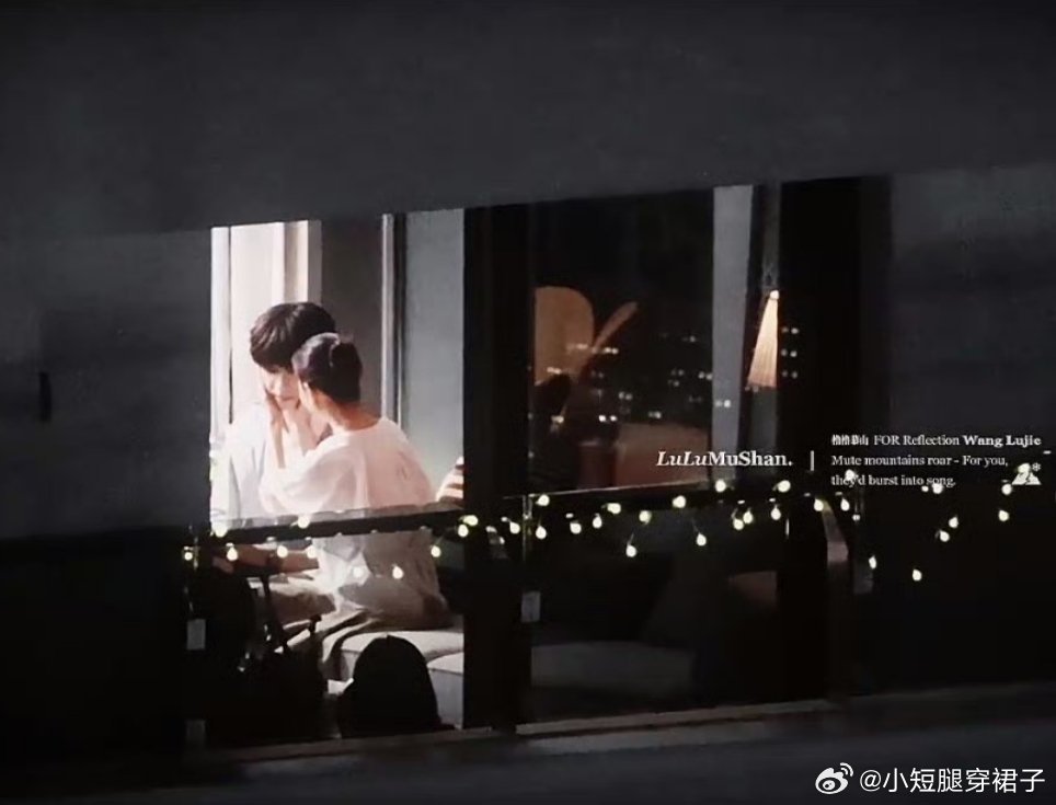 董洁摸王橹杰脸哈哈哈哈，大头儿子小头妈妈，这么一看王橹杰这个头真的好大，怎么一下