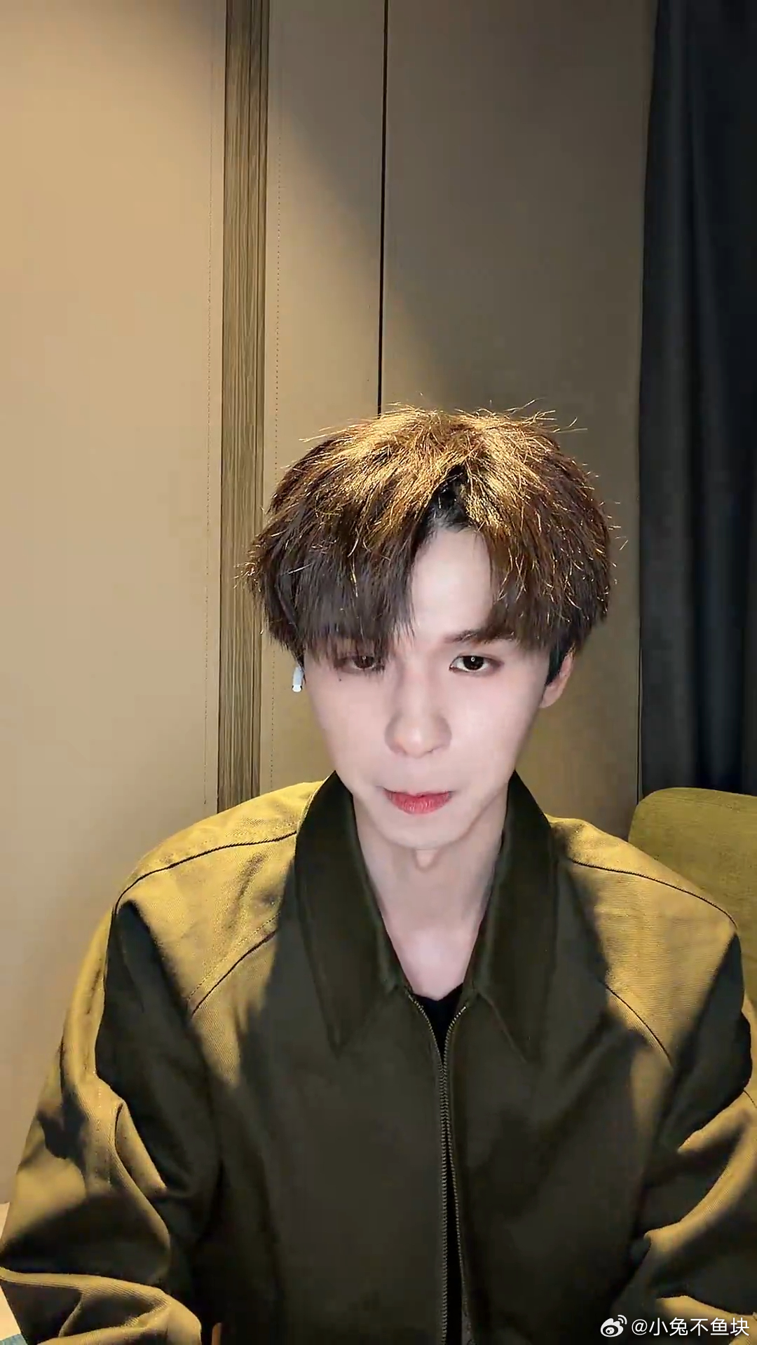 何浩楠直播 何浩楠直播太圈粉，帅得自然萌得可爱，北京音乐节冲现场 