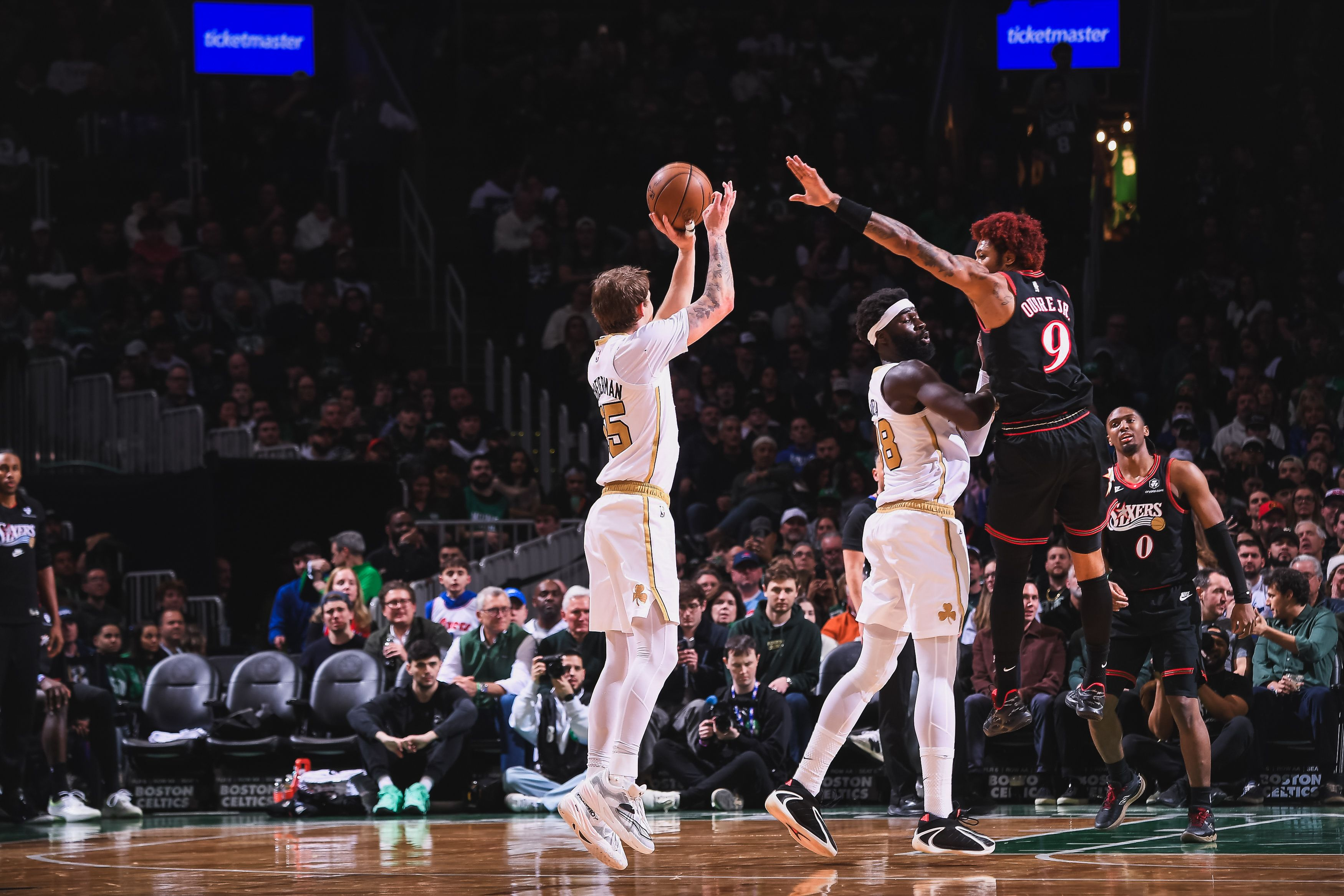 怀特积极抢到进攻篮板，找到空位的沙伊尔曼，三分再来~ 61-75波士顿凯尔特人 