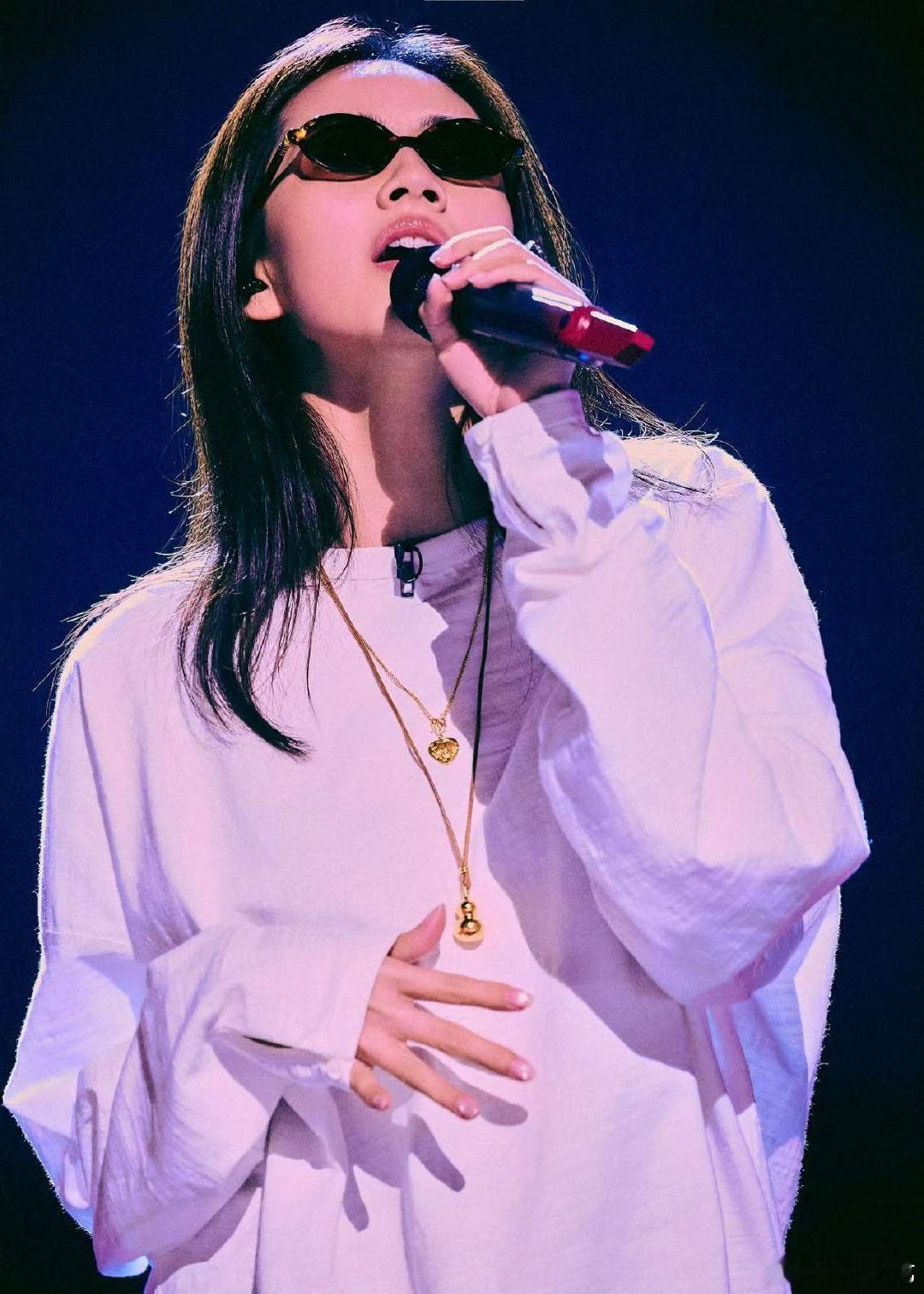 刘惜君歌手选曲野猫之恋歌手2026《歌手2026》舞台上新歌上线，刘惜君以慵懒唱