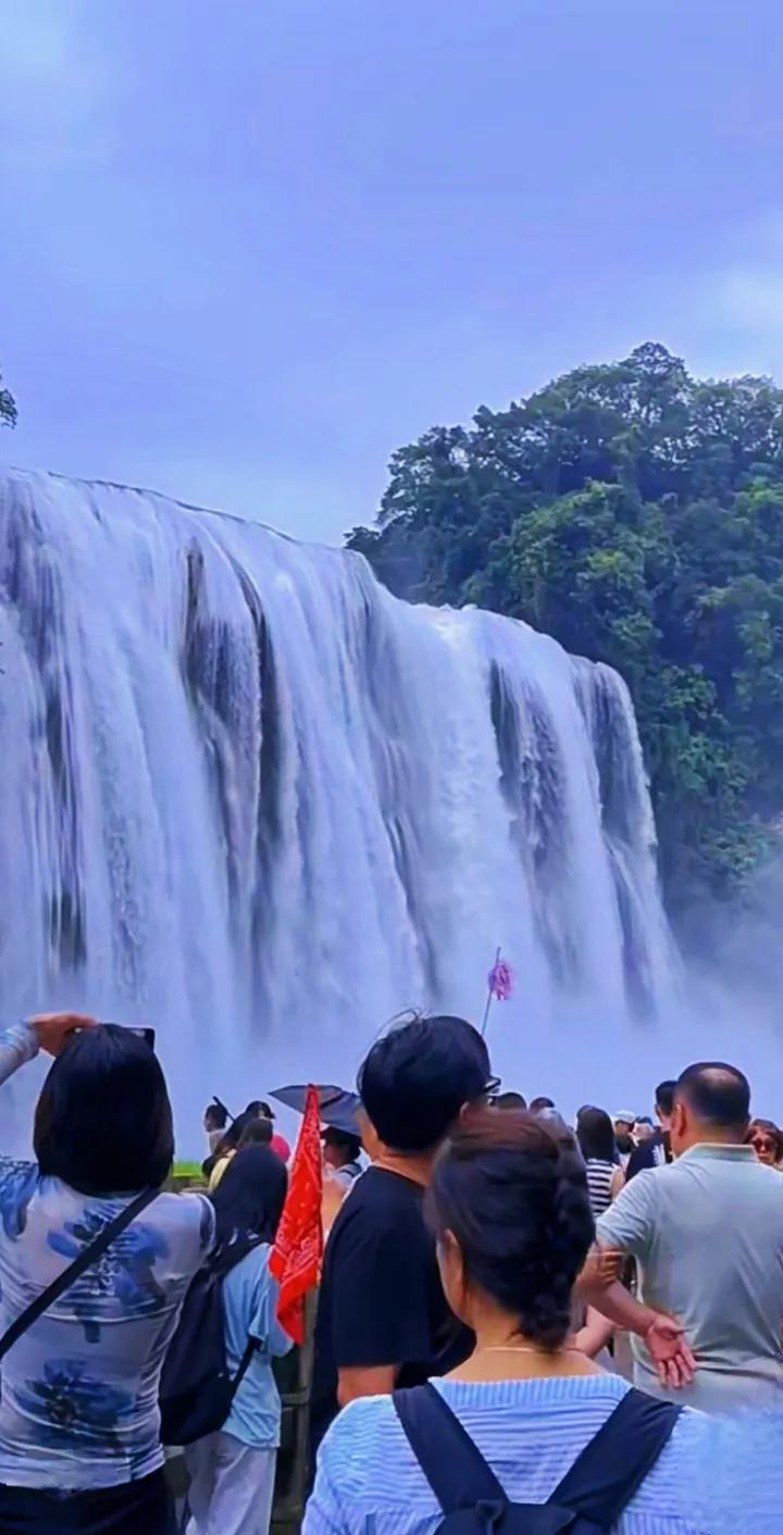 终于看到语文书上的黄果树瀑布啦！
为了这趟旅行，我提前做了好多规划。端午假期，直