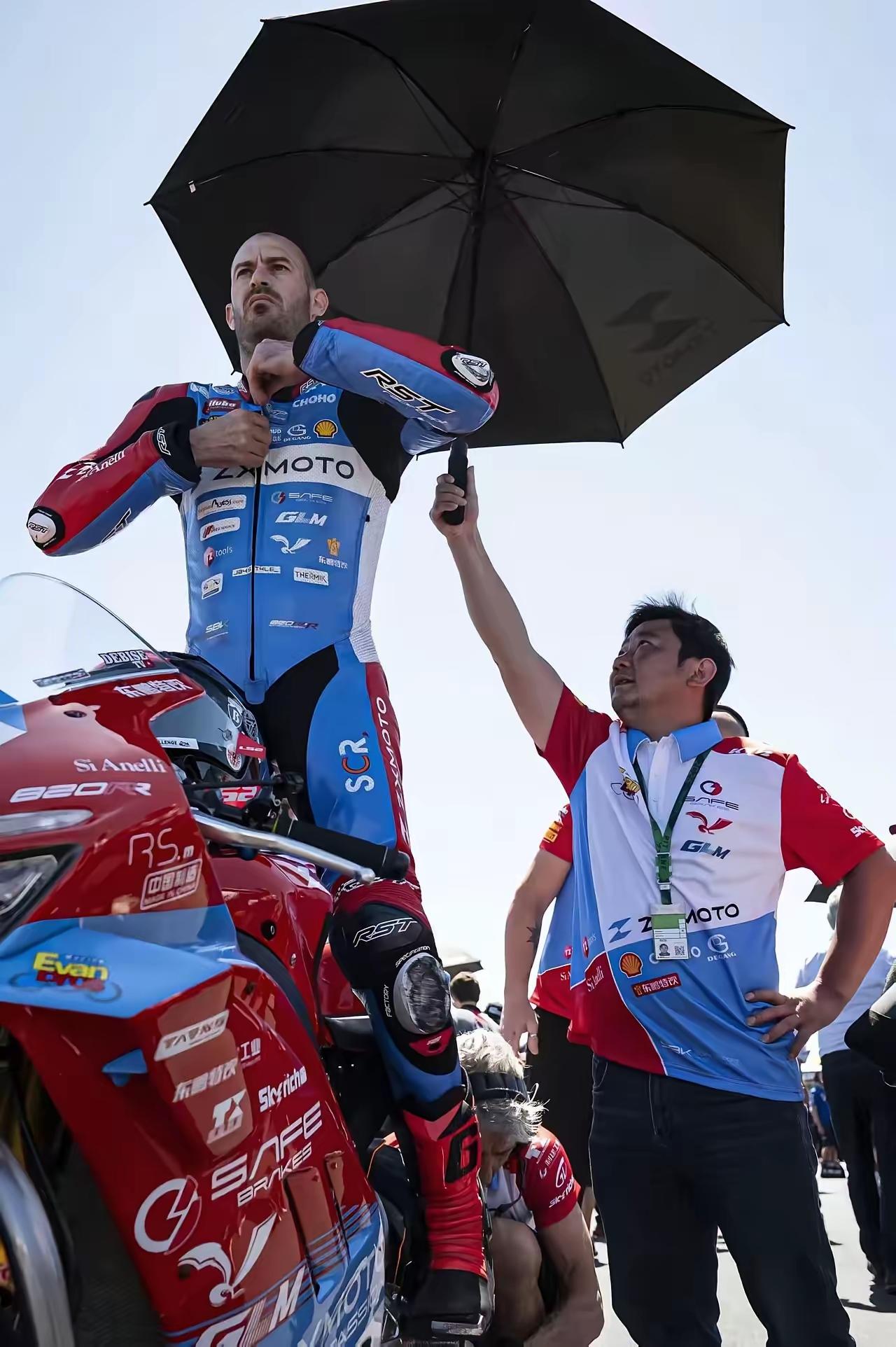 张雪十有八九是王菲的歌迷，他在为偶像“复仇”，毕竟他是1984年的，差不多是在九