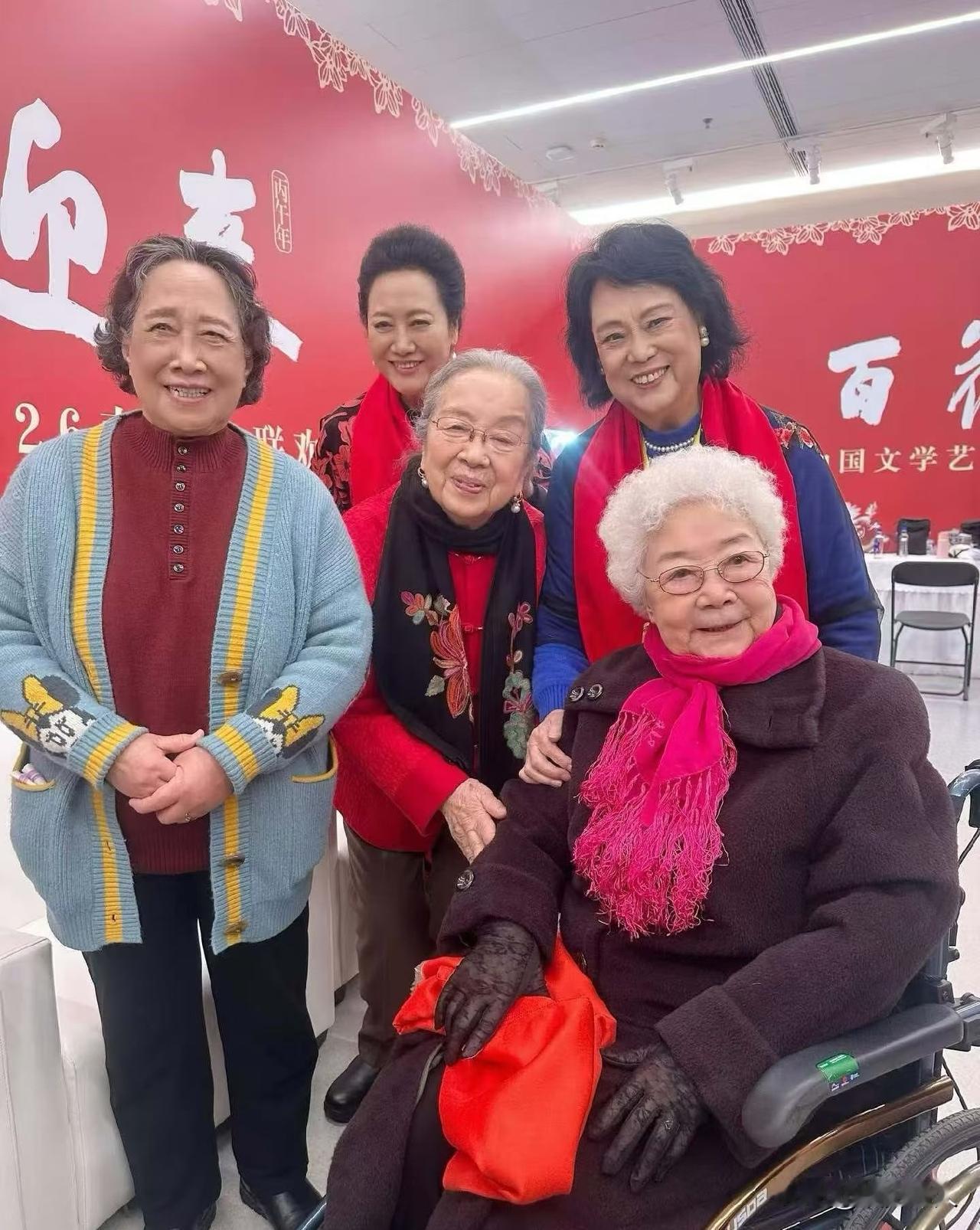 看看这张合影！田华老师后面站着的记不清是邓玉华老师、刘长瑜了？

这些老艺术家们