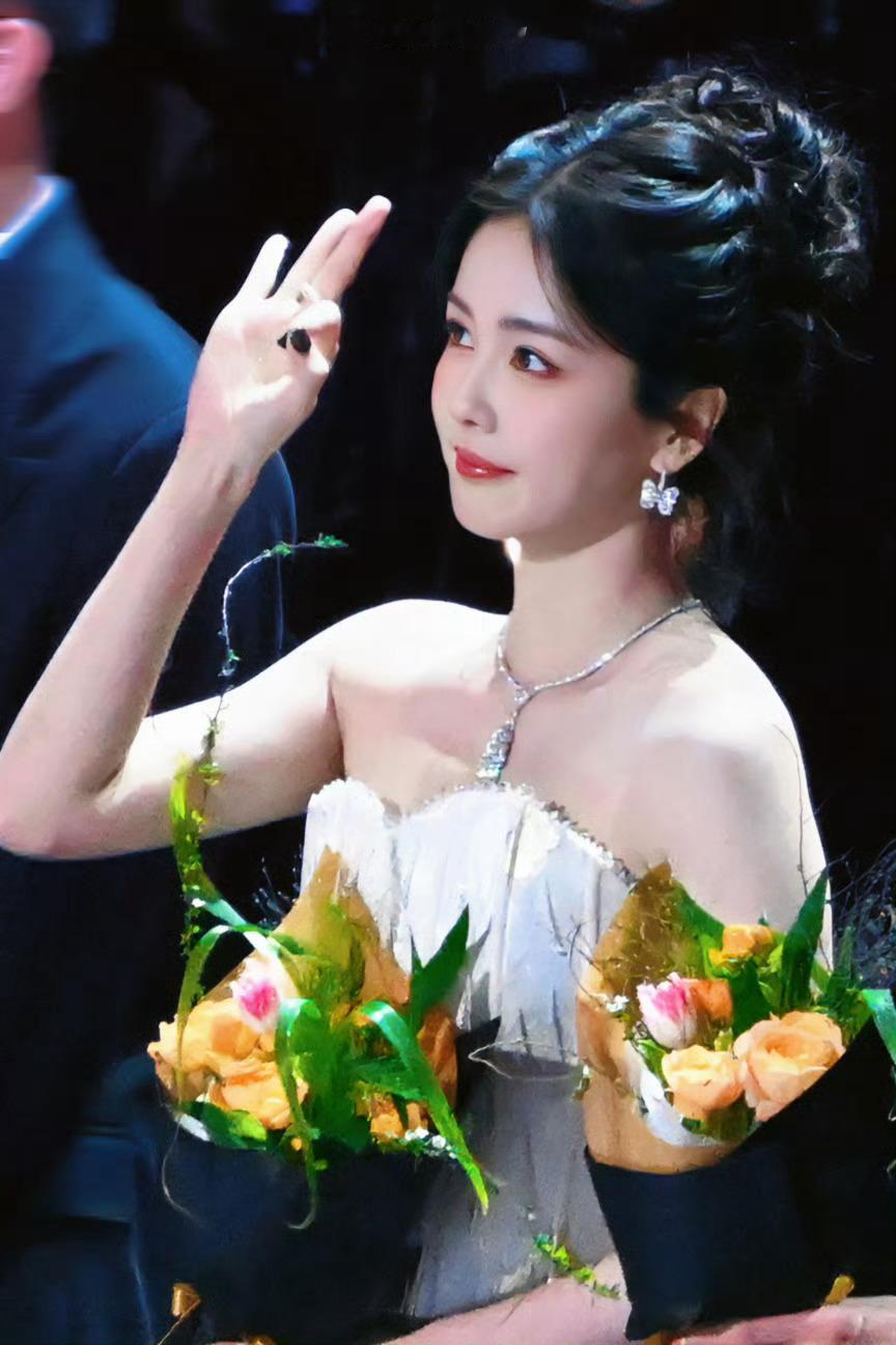 白鹿  白鹿叶璃 白鹿莫离  "你带着浪漫的气息徒步走过，我看着路旁野玫瑰都为你