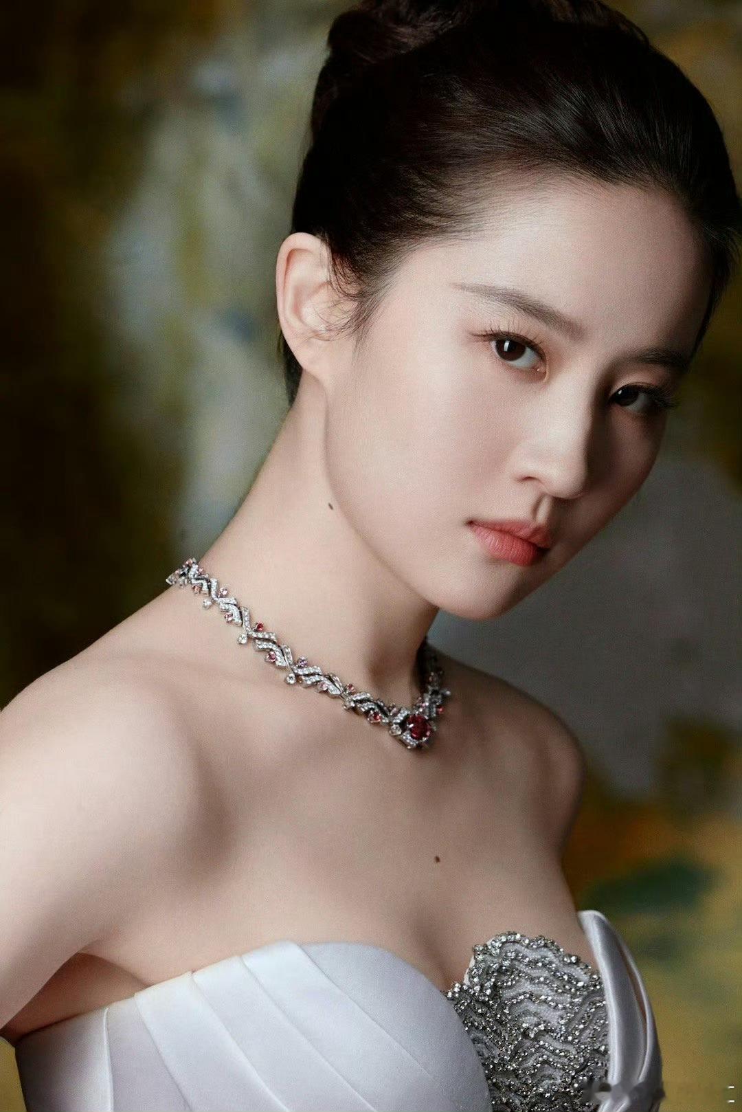#刘亦菲见面会戴高珠#由美丽的宝石来衬托美人，高贵又优雅[哇]#明星大咖汇# ​