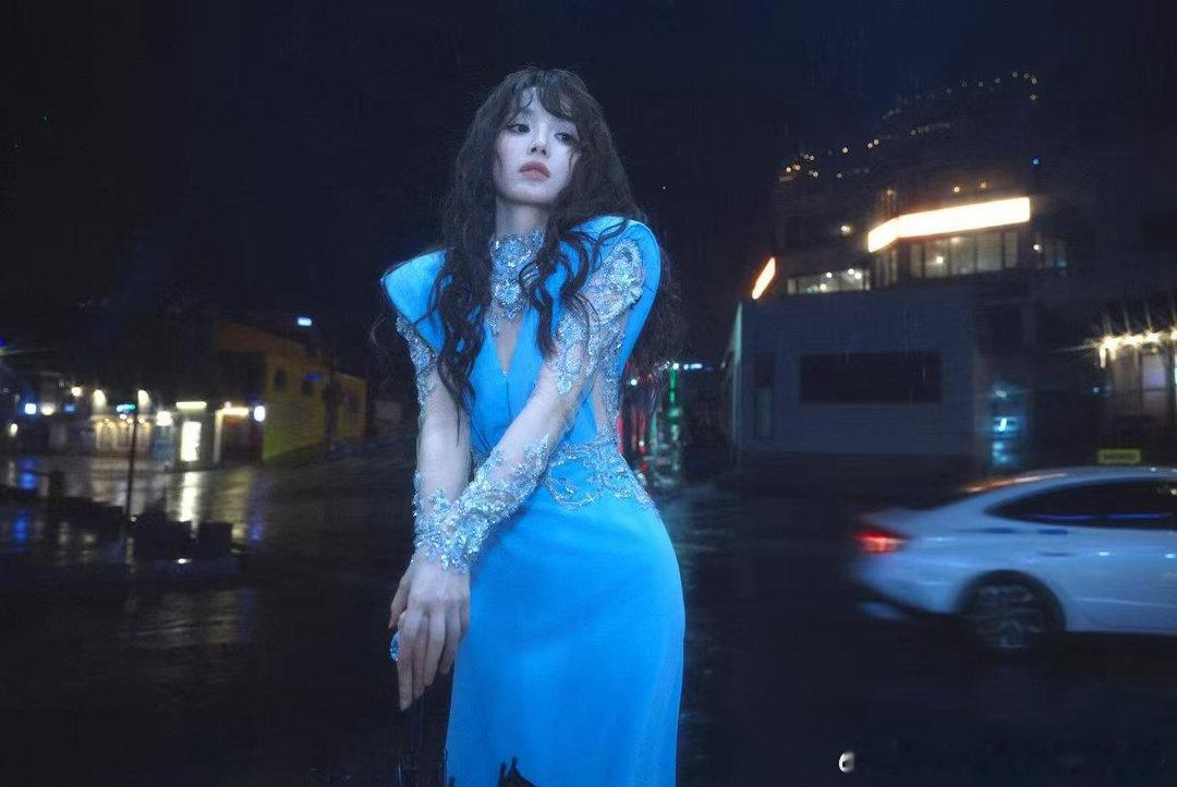 田曦薇踏步进场好萌田曦薇真的是什么风格都能轻松驾驭啊！这个蓝色造型+大波浪太迷人