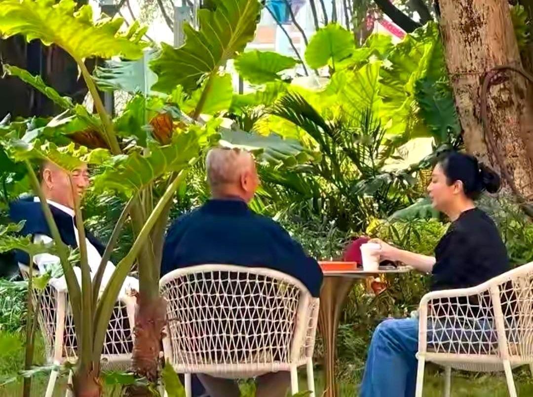 微博热搜“陈红的儿子陈飞宇”挂了一天，起因是一篇短文高呼“论颜值论儿子都赢了”，