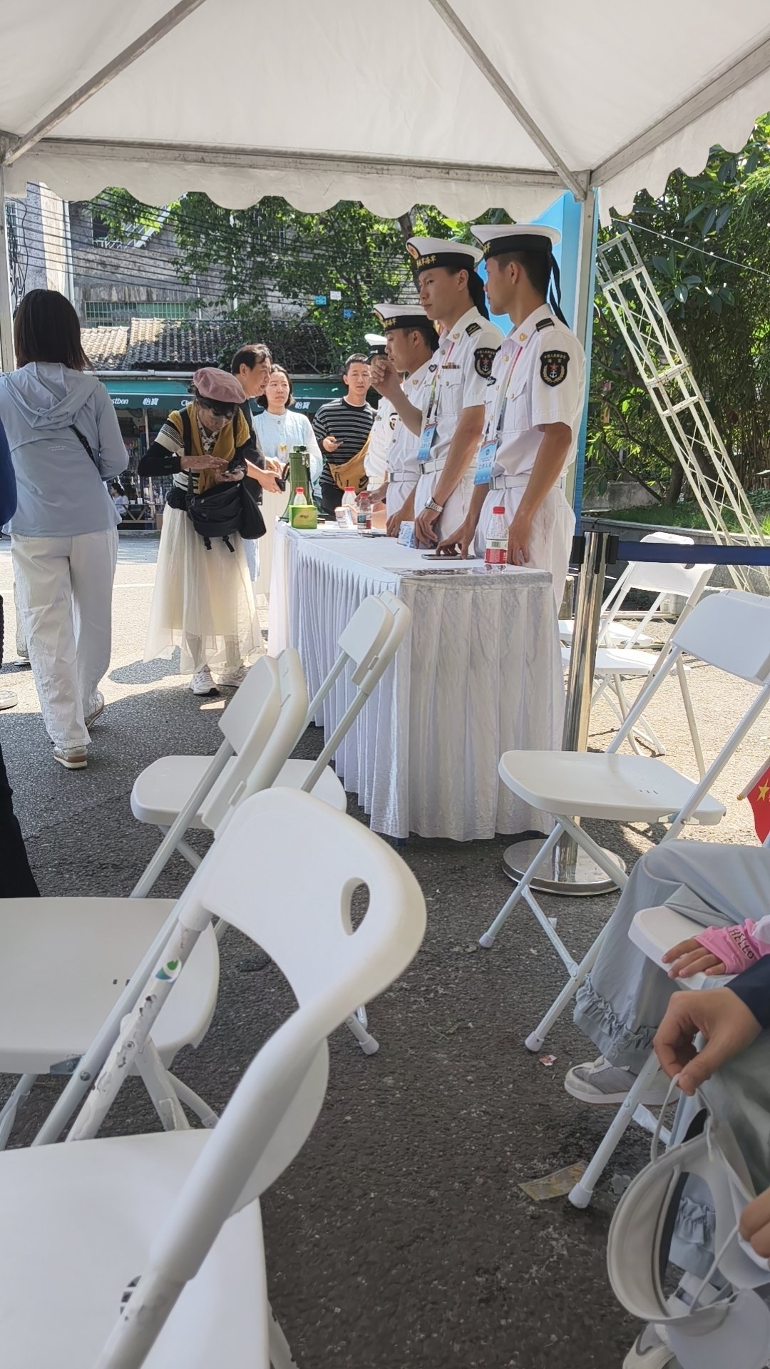 人真多啊。 