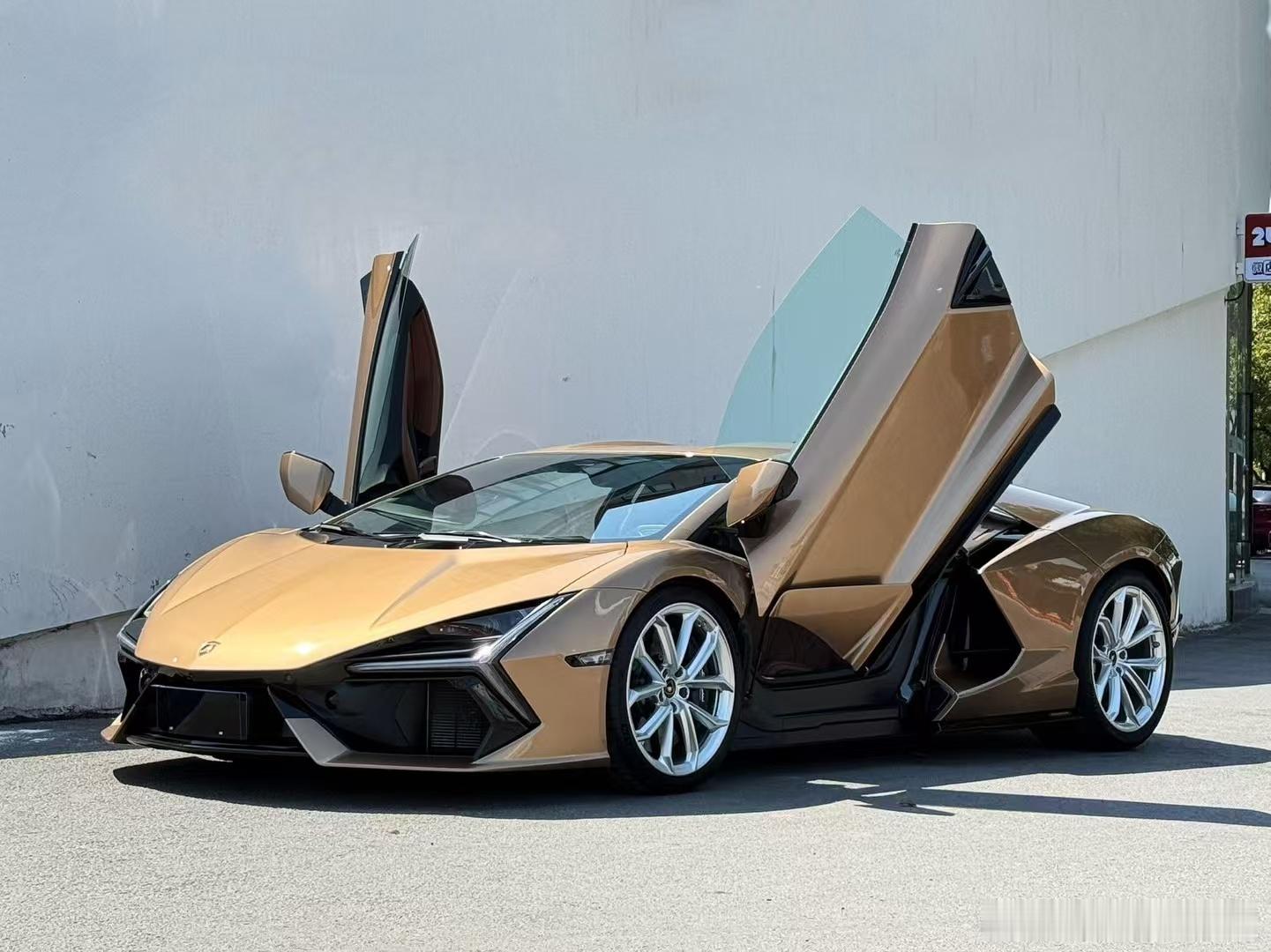 作为旗舰车型 Aventador 的继任者，搭载 V-12 发动机的插电式混合动