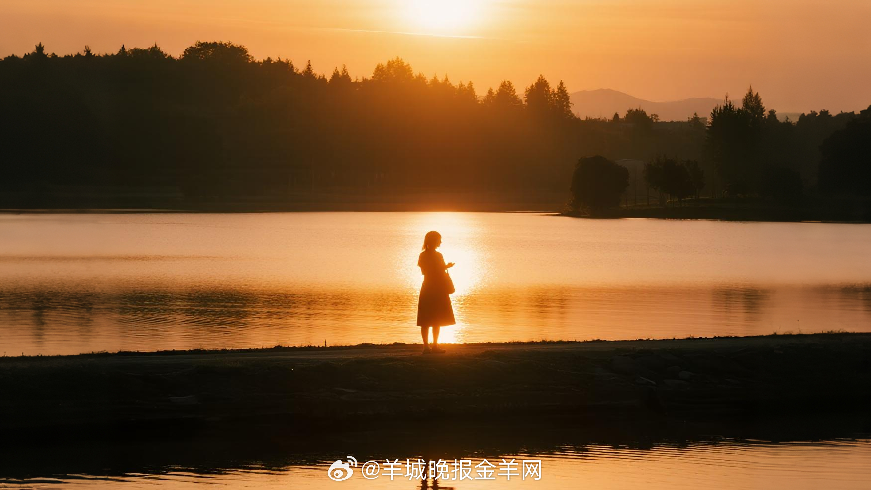 #早安# 晨光微熹，微风正好。新的一天已加载完毕，带着微笑出发吧！无论目标多远，